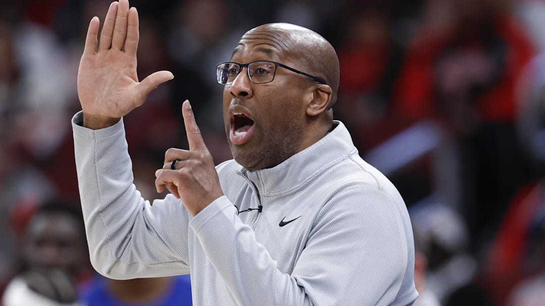 Feb 22, 2026; Chicago, Illinois, USA; New York Knicks head coach Mike Brown directs his team against the Chicago Bulls during the first half at United Center. Mandatory Credit: Kamil Krzaczynski-Imagn Images Feb 22, 2026; Chicago, Illinois, USA; New York Knicks head coach Mike Brown directs his team against the Chicago Bulls during the first half at United Center. Mandatory Credit: Kamil Krzaczynski-Imagn Images