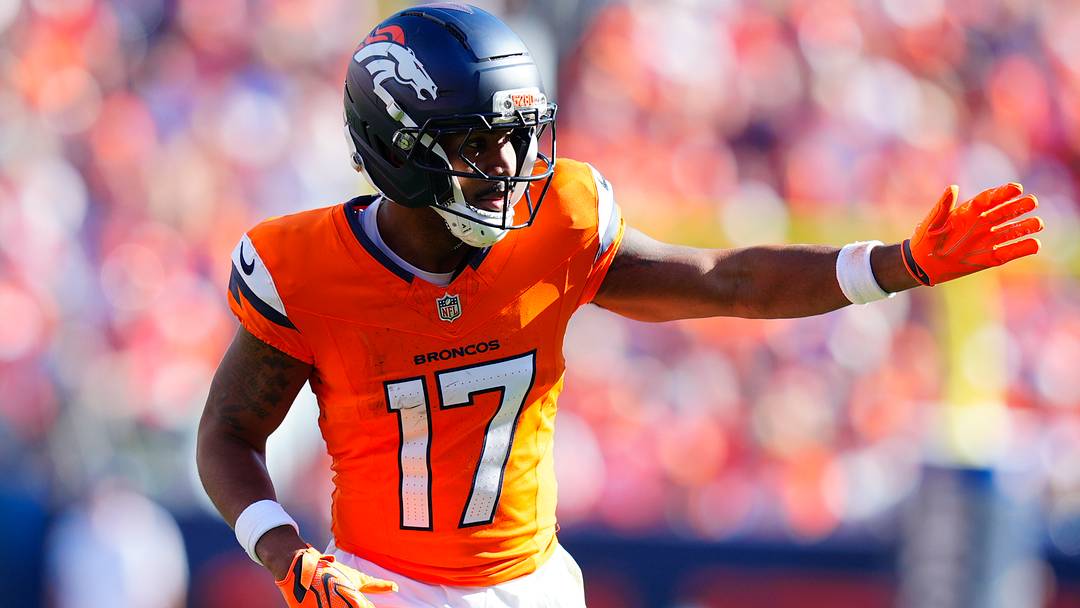 Sep 20, 2026; Denver, Colorado, USA; Denver Broncos wide receiver Jaylen Waddle (17) at the line of scrimmage against the Jacksonville Jaguars during the fourth quarter at Empower Field at Mile High. Sep 20, 2026; Denver, Colorado, USA; Denver Broncos wide receiver Jaylen Waddle (17) at the line of scrimmage against the Jacksonville Jaguars during the fourth quarter at Empower Field at Mile High.
