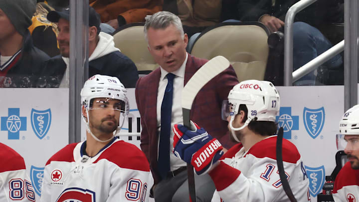 Dec 21, 2025; Pittsburgh, Pennsylvania, USA;  Montréal Canadiens head coach Martin St. Louis (middle) talks to center Oliver Kapanen (91) and right wing Josh Anderson (17) on the bench against the Pittsburgh Penguins during the third period at PPG Paints Arena. Mandatory Credit: Charles LeClaire-Imagn Images