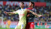El español Álvaro Fidalgo del América y Heriberto Jurado del Necaxa durante el Clausura 2024
