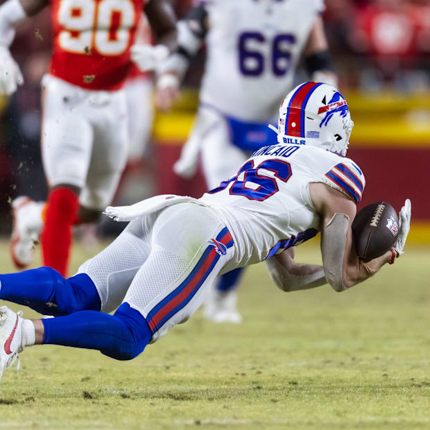 Dalton Kincaid (86) drops