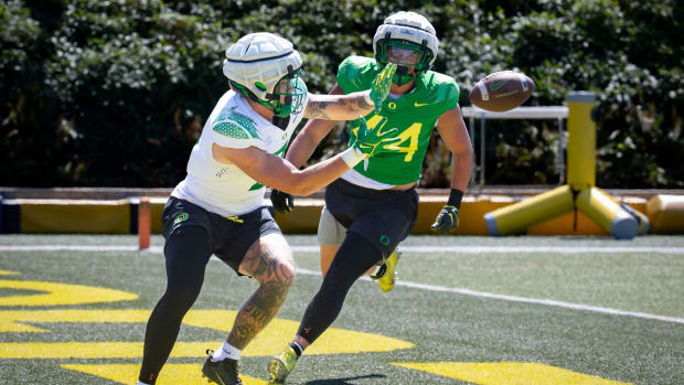 Oregon tight end Terrance Ferguson makes a catch during practice with the Ducks Tuesday, Aug. 13, 2024 at the Hatfield-Dowlin