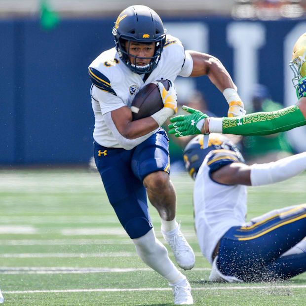 Jadyn Ott (6) carries the ball 
