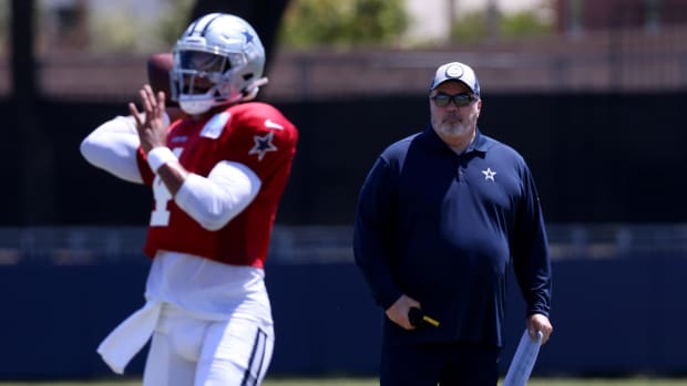 allas Cowboys head coach Mike McCarthy watches quarterback Dak Prescott (4) during training camp 