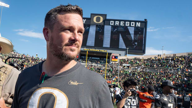 Oregon Ducks head coach Dan Lanning