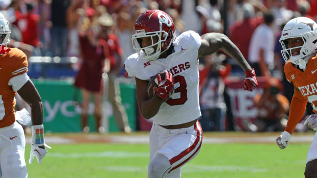 Oklahoma Sooners wide receiver Jalil Farooq catches a pass during a college football game.