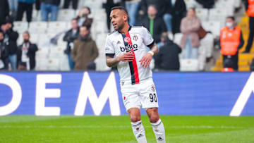 O Vasco acertou o retorno do atacante Alex Teixeira