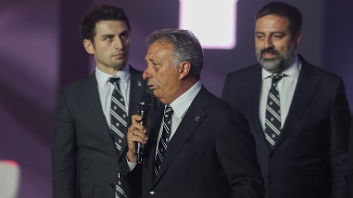 Ahmet Nur Çebi konuşma yapıyor. Ahmet Nur Çebi konuşma yapıyor.