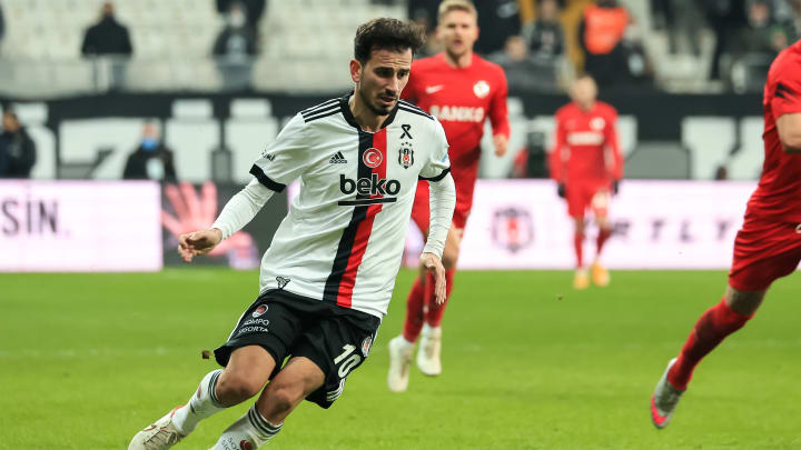 Oğuzhan Özyakup topla ilerliyor. Oğuzhan Özyakup topla ilerliyor.