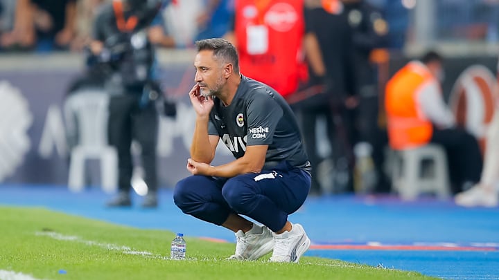 Vitor Pereira mücadeleyi takip ediyor. Vitor Pereira mücadeleyi takip ediyor.
