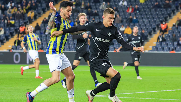 Jose Sosa, Martin Rodriguez'e baskı yapıyor. Jose Sosa, Martin Rodriguez'e baskı yapıyor.