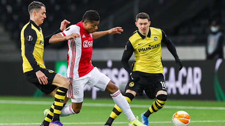 Christian Fassnacht, David Neres'e baskı yapıyor. Christian Fassnacht, David Neres'e baskı yapıyor.