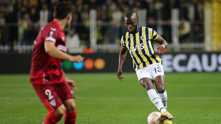 Enner Valencia topu çekiyor.