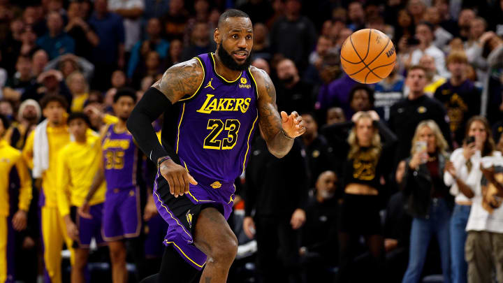 LeBron James tiene dos opciones para regresar a los Lakers la próxima temporada