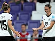 Klara Bühl und Selina Cerci jubeln über den Triumph gegen Österreich