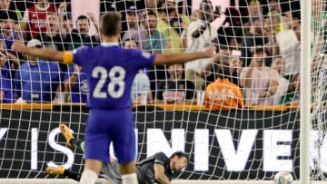 "Barcelona không nghĩ Azpilicueta ở đẳng cấp tương đương"