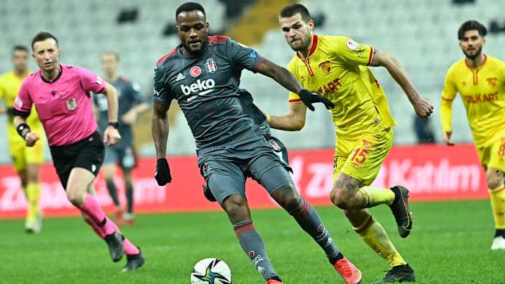 Cyle Larin topu kontrol ediyor. Cyle Larin topu kontrol ediyor.
