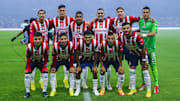 Jugadores de Chivas del Guadalajara previo a un partido ante América.
