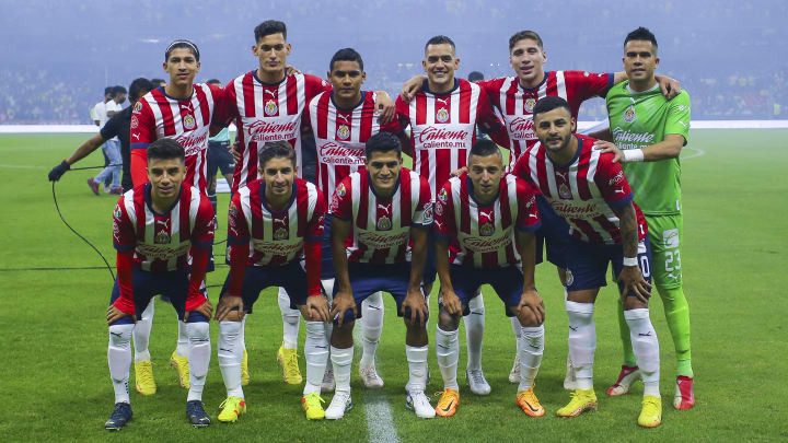 Jugadores de Chivas del Guadalajara previo a un partido ante América.