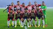 El once inicial que Chivas presentó para enfrentar al América en el Clásico Nacional.