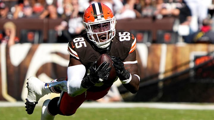 Cleveland Browns tight end David Njoku (85) tries to make a catch but drooped the ball against th Cincinnati Bengals during the NFL Week 7 game at Huntington Bank Field in Cleveland October 20, 2024. The Bengals won 21-14.