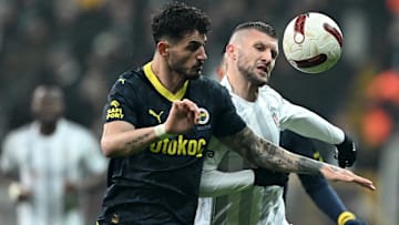 Samet Akaydin ile Ante Rebic arasındaki ikili mücadele