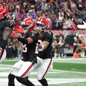 Atlanta Falcons linebacker Deangelo Malone and teammates