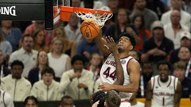     Auburn Tigers Center Dylan Cardwell (44) Dunks The Ball on Florida Gators Alex Condon (21) during the second half