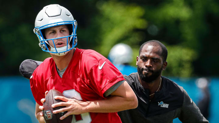 Detroit Lions quarterback Jared Goff (16) practices during mini camp at Detroit Lions headquarters and practice facility in Allen Park on Tuesday, June 4, 2024.