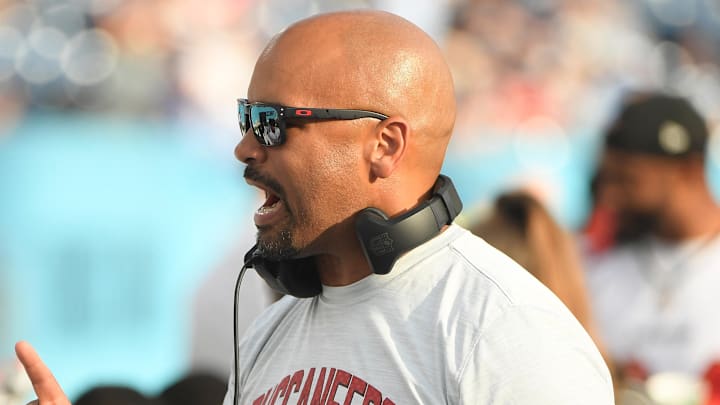 Aug 20, 2022; Nashville, Tennessee, USA; Tampa Bay Buccaneers linebacker coach Larry Foote Mandatory Credit: Steve Roberts-Imagn Images Aug 20, 2022; Nashville, Tennessee, USA; Tampa Bay Buccaneers linebacker coach Larry Foote Mandatory Credit: Steve Roberts-Imagn Images