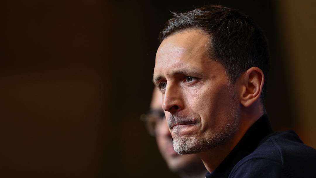 Dino Toppmöller befindet sich mit der Eintracht in einer schwierigen Situation Dino Toppmöller befindet sich mit der Eintracht in einer schwierigen Situation