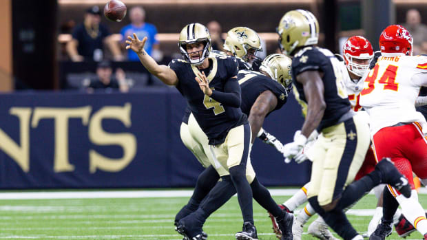 New Orleans Saints quarterback Derek Carr (4) throws to tight end Juwan Johnson (83) against the Kansas City Chiefs 