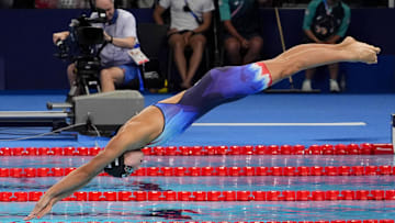 Aug 4, 2024; Nanterre, France; Torri Huske (USA) dives over Gretchen Walsh (USA) in the women’s 4 x 100-meter medley relay final during the Paris 2024 Olympic Summer Games at Paris La Défense Arena. Mandatory Credit: Grace Hollars-Imagn Images