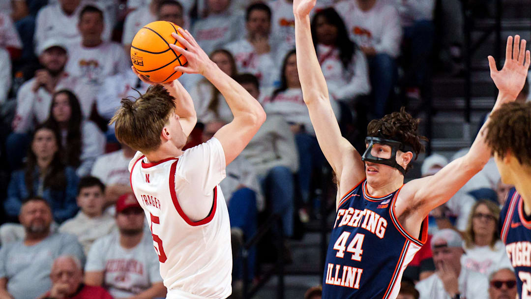 Braden Frager shoots the ball during Sunday's game against Illinois. Braden Frager shoots the ball during Sunday's game against Illinois.