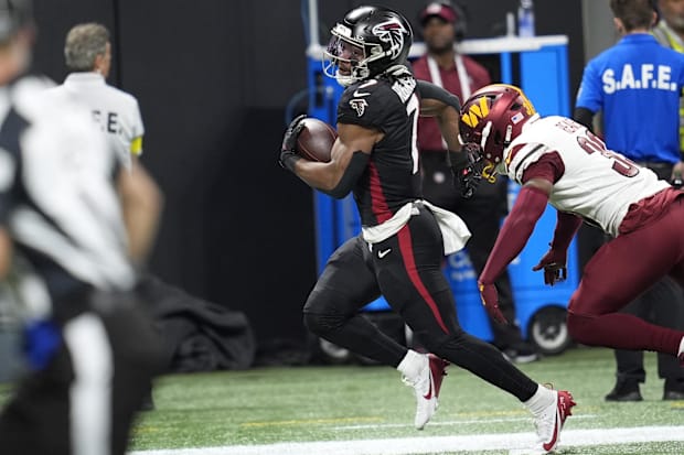Atlanta Falcons running back Bijan Robinson (7) runs against Washington Commanders safety Jeremy Reaves.