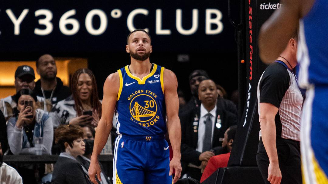 Feb 3, 2024; Atlanta, Georgia, USA; Golden State Warriors guard Stephen Curry (30) walking on to the court during game against Atlanta Hawks during the first quarter at State Farm Arena. Mandatory Credit: Jordan Godfree-Imagn Images