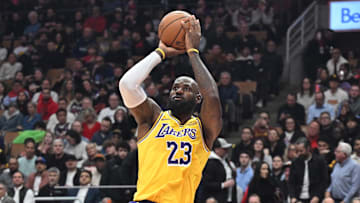 LeBron James made an incredible play at the expense of his historic 10-point streak in the Lakers’ win over the Raptors