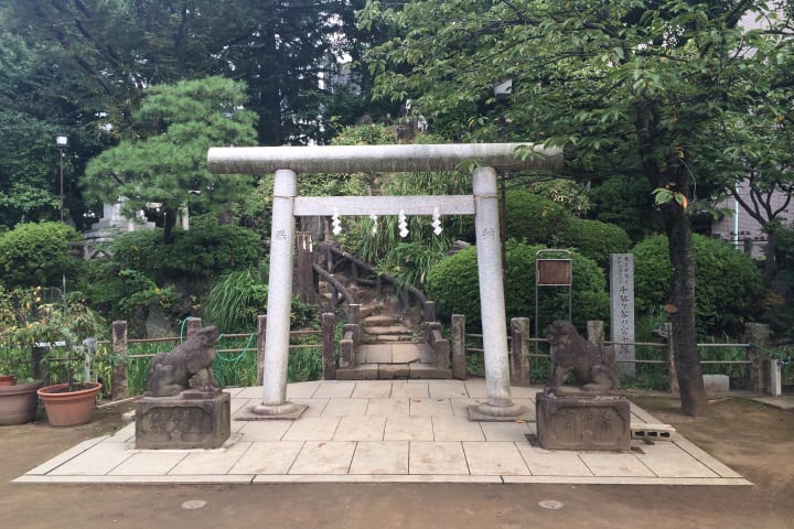The entrance to a Fujizuka.