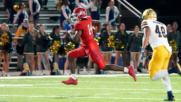 St. Thomas Aquinas defeated the Manatee Hurricanes 16-13 on Friday night, in Bradenton to advance to state championship.