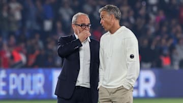 Luis Campos et Luis Enrique, en discussions au Parc des Princes Luis Campos et Luis Enrique, en discussions au Parc des Princes