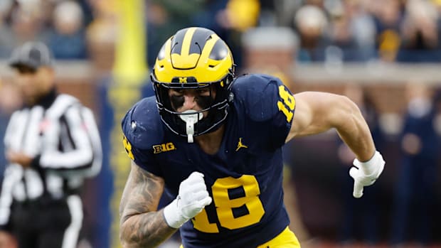 Michigan Wolverines tight end Colston Loveland runs a route against the Northwestern Wildcats. 