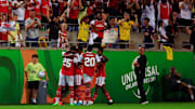 Mais de 63 mil torcedores estiveram presentes no estádio para acompanhar o título dos Gunners