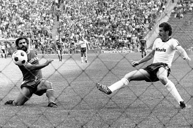 Gerd Muller Scores pour le Bayern Munich vs St. Auli Gerd Muller Scores pour le Bayern Munich vs St. Auli