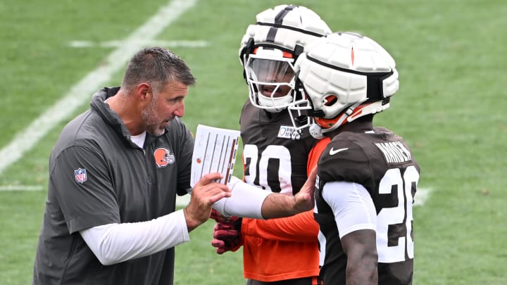 Aug 5, 2024; Cleveland Browns advisor Mike Vrabel works with linebacker Devin Bush (30) and cornerback Myles Harden (26) during practice at the Browns training facility in Berea, Ohio. Mandatory Credit: Bob Donnan-USA TODAY Sports