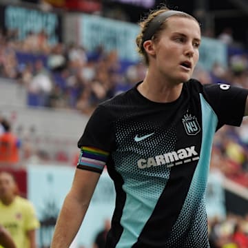 After being voted Gotham captain this year, Tierna Davidson has now signed a contract extension to stay with the club.