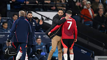 Manchester United coach Ruben Amorim comforts Mason Mount as he goes off the pitch.
