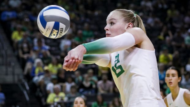 Oregon outside hitter Mimi Colyer sets the ball as Oregon volleyball takes on Portland State