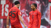 Michael Olise und Aleksandar Pavlovic im Bayern-Trikot. Am Sonntag startet für die Münchener die Klub-WM