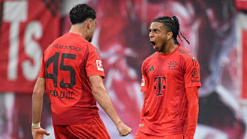 Michael Olise und Aleksandar Pavlovic im Bayern-Trikot. Am Sonntag startet für die Münchener die Klub-WM