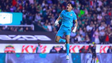 Raúl Rangel celebra el gol de Chivas ante León
